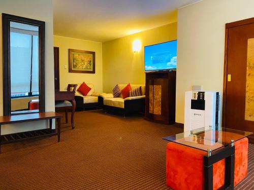 A television and/or entertainment centre at Hotel Continental Lima