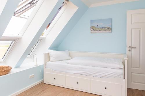 Postel nebo postele na pokoji v ubytování Haus Watthus - Wohnung Himmel