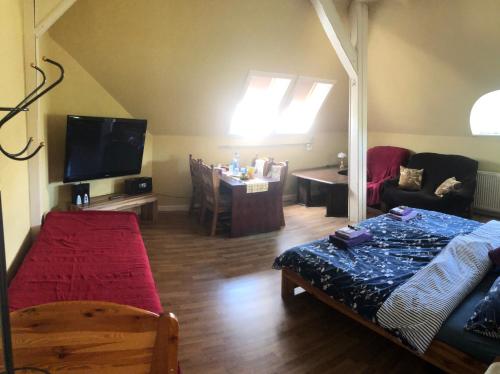 מיטה או מיטות בחדר ב-Ubytování v soukromí rodinné vily v Děčíně