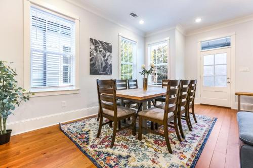 ニューオーリンズにあるSpacious 5 BR Retreat - Pool - Near It All!のテーブルと椅子のあるダイニングルーム