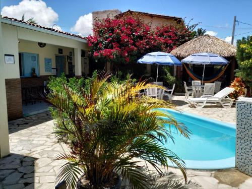 ein Resort mit einem Pool, Stühlen und Sonnenschirmen in der Unterkunft Pousada Lazer do Sol in Lucena