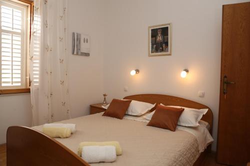 ein Schlafzimmer mit einem Bett mit zwei Handtüchern darauf in der Unterkunft Coosy rooms KATARINA in Lumbarda