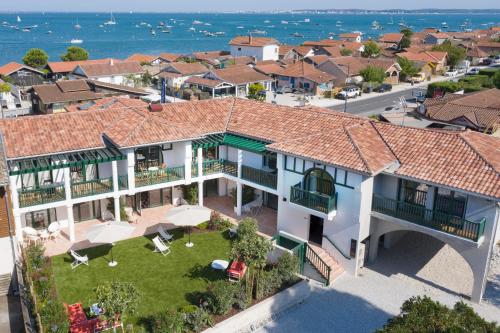 - une vue aérienne sur une maison avec une cour dans l'établissement Villa Aitama, à Cap-Ferret