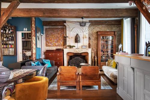 un salon avec un canapé et une cheminée dans l'établissement LA BELLÊME BLEUE, à Bellême