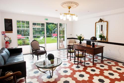 - un salon avec un canapé, une table et des chaises dans l'établissement Villa Aitama, à Cap-Ferret