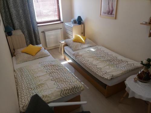 Tempat tidur dalam kamar di Apartament w Głogowie
