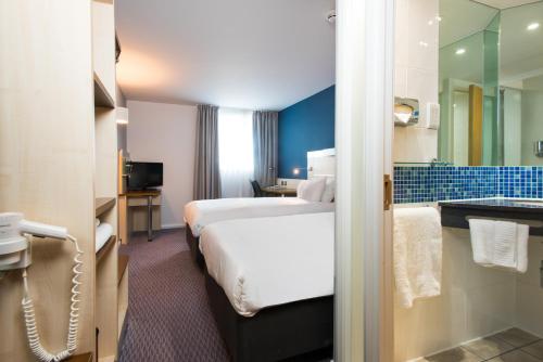 スウィンドンにあるエクスプレス バイ ホリデイ イン スウィンドン シティ センターのベッドとバスルーム付きのホテルルームです。