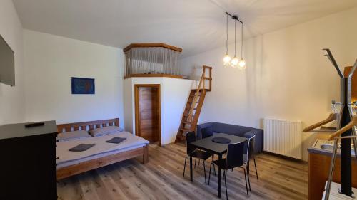 Schlafzimmer mit einem Bett, einem Tisch und Stühlen in der Unterkunft Apartmány Turold Mikulov in Mikulov