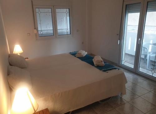 Una cama o camas en una habitación de Paradise Studios