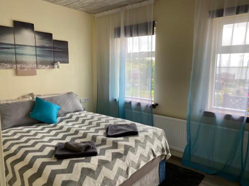 מיטה או מיטות בחדר ב-House overlooking the bay in Borgarnesi
