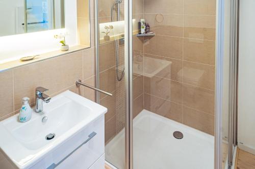 ein Badezimmer mit Dusche und Waschbecken in der Unterkunft Windrose in Barth