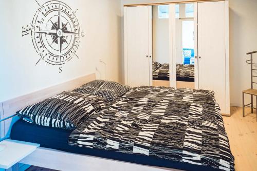 ein Schlafzimmer mit einem Bett mit einem Rad an der Wand in der Unterkunft Windrose in Barth