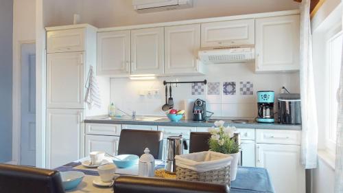 EMILY studio apartment with sea & park view