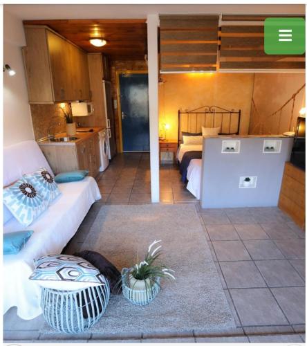 a living room with two beds and a kitchen at Aparta o aporta in Salou