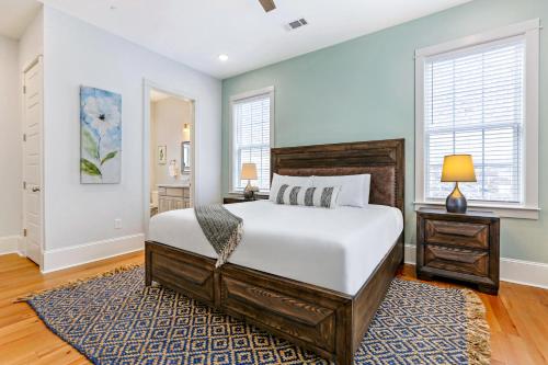 una camera con un grande letto e un tappeto di Hosteeva Amazing 4 BR Modern Condo with Balcony Near Frnch Quarter a New Orleans