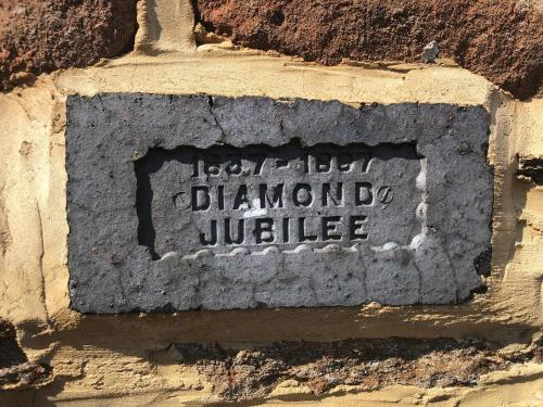 um sinal no lado de uma parede de tijolos em Hunt House Quarters em Kilsby