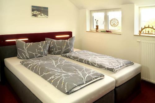 Кровать или кровати в номере Erzgebirgshotel Misnia Bärenfels