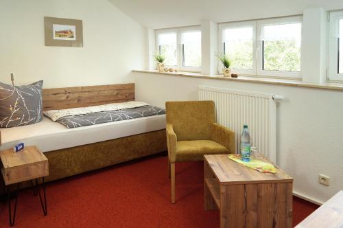 Кровать или кровати в номере Erzgebirgshotel Misnia Bärenfels
