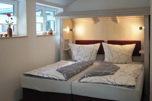 Кровать или кровати в номере Erzgebirgshotel Misnia Bärenfels