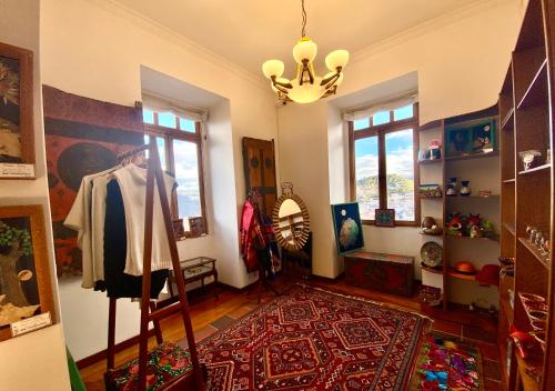 sala de estar con alfombra y habitación con ventana en Vista del Angel Hotel Boutique, en Quito