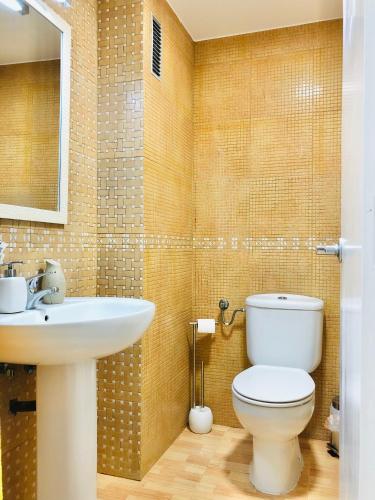 a bathroom with a white toilet and a sink at CENTRICO LABRADORES 15 in Peniscola