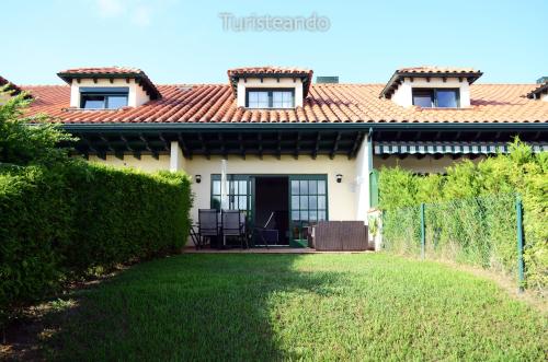 Chalet Adosado Proa - Parking y jardin con impresionantes vistas a la Ria de San Vicente de la Barqu