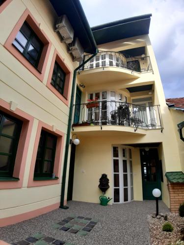 einen Außenblick auf ein Gebäude mit einem Balkon in der Unterkunft Hrnčiarska Apartments in Košice