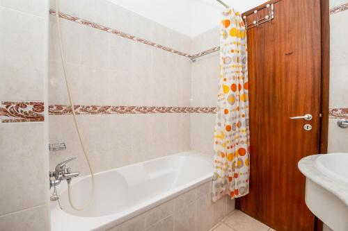 W łazience znajduje się wanna i umywalka. w obiekcie Casa da Praia w Armação de Pêra