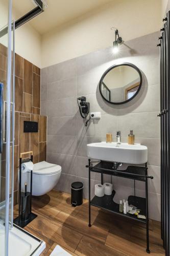 a bathroom with a sink and a mirror at Chalets Royal, Tatranská Lomnica in Tatranská Lomnica
