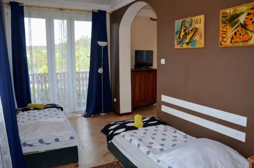 Ένα ή περισσότερα κρεβάτια σε δωμάτιο στο A&J Kryspinów