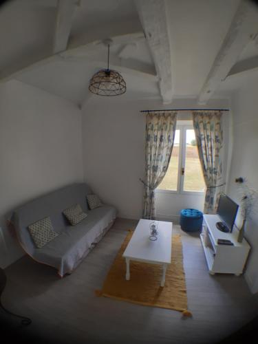 un salon avec un canapé et une table dans l'établissement Beautiful pigeonnier with sensational surroundings, à Pujols