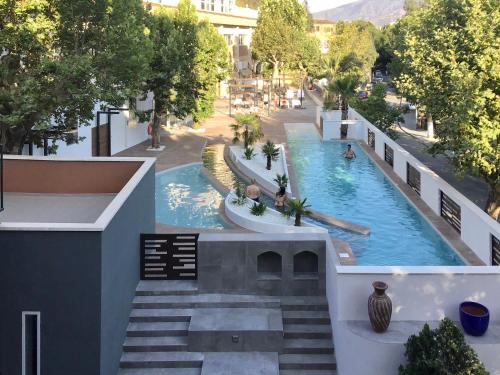 una vista aérea de una piscina en un edificio en Hotel Balneario de Lanjarón en Lanjarón