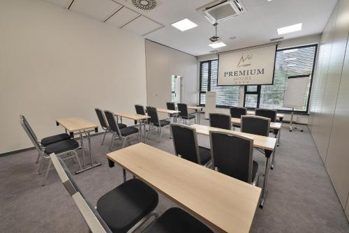 PREMIUM Wellness & Wine Hotel Znojmoにあるビジネスエリアまたは会議室