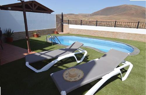 Villa Blue with Private Pool, BBQ, Wifi - suitable for Families by Holidays Home