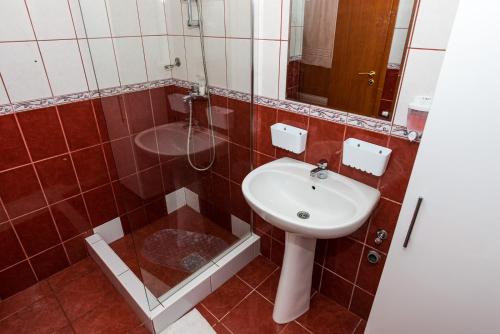 a bathroom with a sink and a shower at CASA LUCA in Moldova Nouă