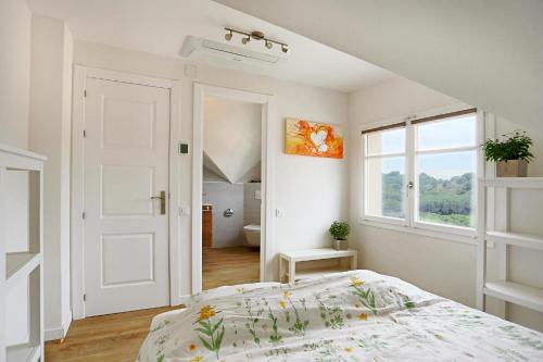 Tempat tidur dalam kamar di Homestay Villa Estrella - Costa Brava