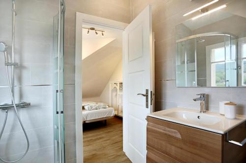 y baño con ducha y lavamanos. en Homestay Villa Estrella - Costa Brava, en Calella