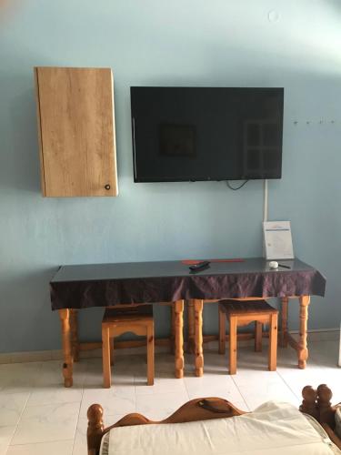 TV a/nebo společenská místnost v ubytování Vrachos Holidays Hotel