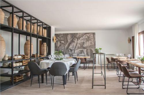 een eetkamer met een tafel en stoelen bij Hotel El Molino in Monreal del Campo