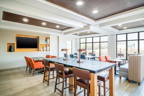 Tappahannock塔帕汉诺克智选假日及套房酒店的一间有桌子和椅子的会议室