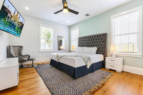 ニューオーリンズにあるModern 5 BR Condo - Large Pool - Near Everythingのベッドとテレビのある寝室