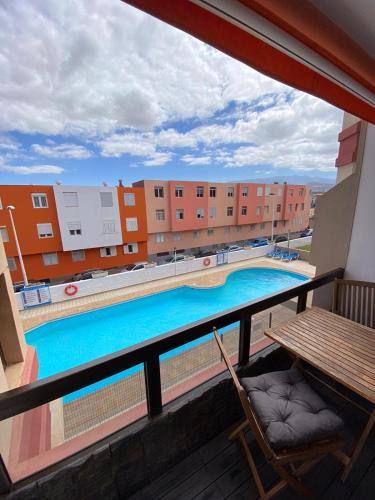 vista para uma piscina a partir da varanda de um apartamento em Golden Apartment em La Garita