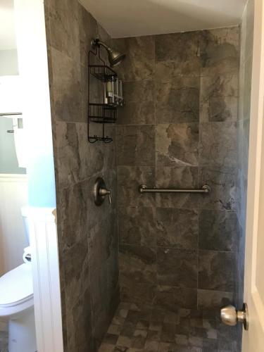 Un baño de The Dahlonega Square Hotel