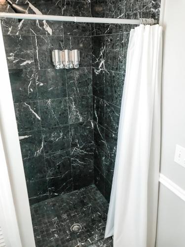 Un baño de The Dahlonega Square Hotel