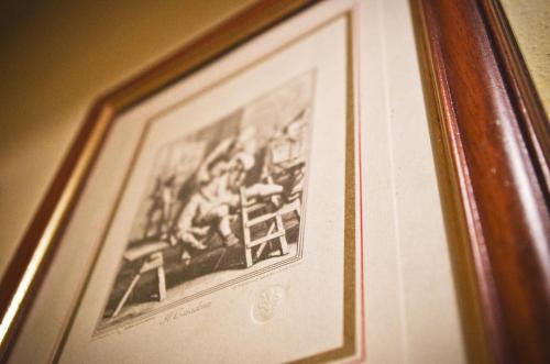 a black and white picture of people in a picture frame at Casa De Ajala - B&B de Charme in Antica Dimora totalmente ristrutturata e dotata di tutti i confort Bagni privati Spazio living Patio esterno Ambienti climatizzati Degustazioni prodotti locali in Làconi
