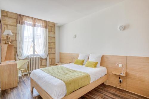 Un ou plusieurs lits dans un hébergement de l'établissement Hôtel des Voyageurs Centre Bastide