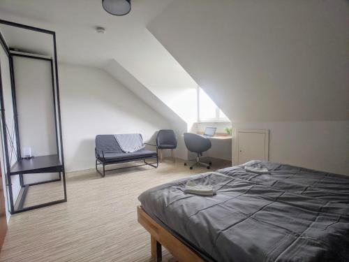 Tempat tidur dalam kamar di Über den Dächern von Kirchheim, Modernes Apartment