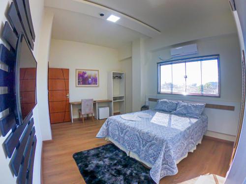 Habitación pequeña con cama y ventana en HOTEL LAGO ARARAS, en Araras