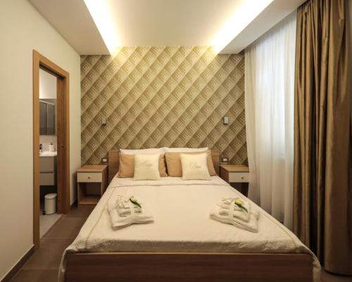 um quarto com uma cama com toalhas em Carpe Diem Rooms em Castellammare di Stabia