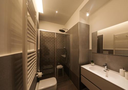 uma casa de banho com um chuveiro, um WC e um lavatório. em Carpe Diem Rooms em Castellammare di Stabia